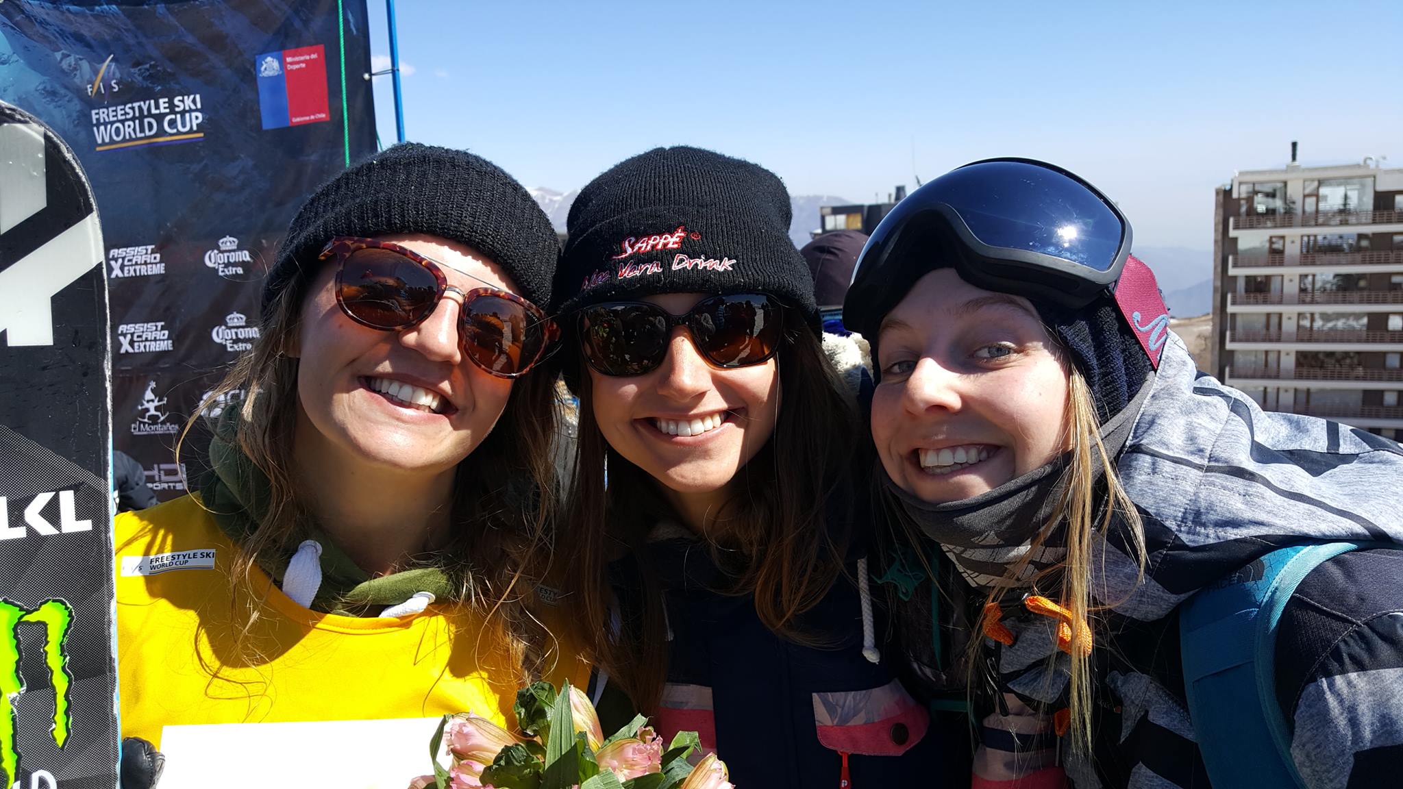 Zuzana Stromkova s kamarátkou a víťazkou Emmou, fotka: FIS Freestyle Skiing